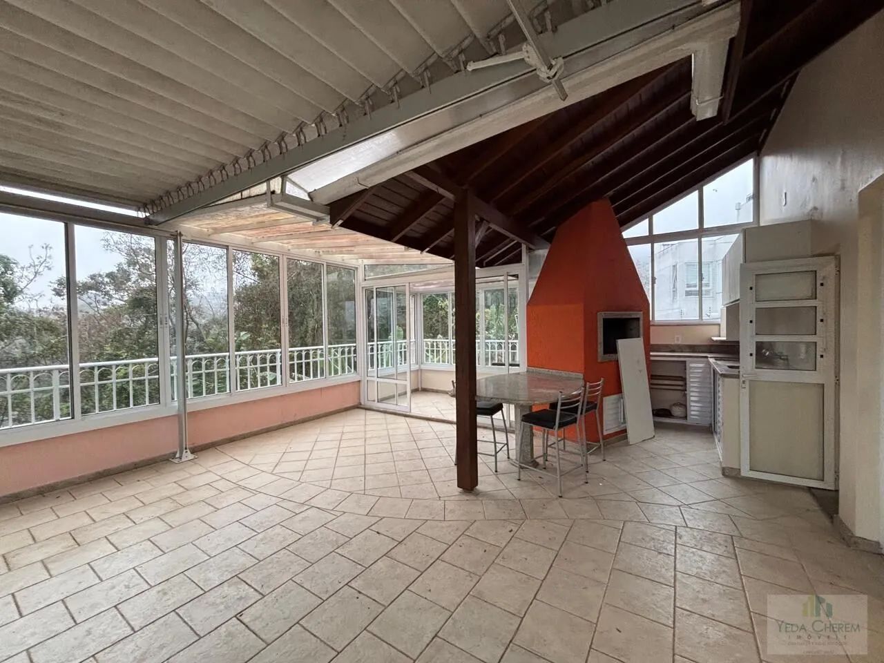 Casa com 02 dormitórios na Agronômica