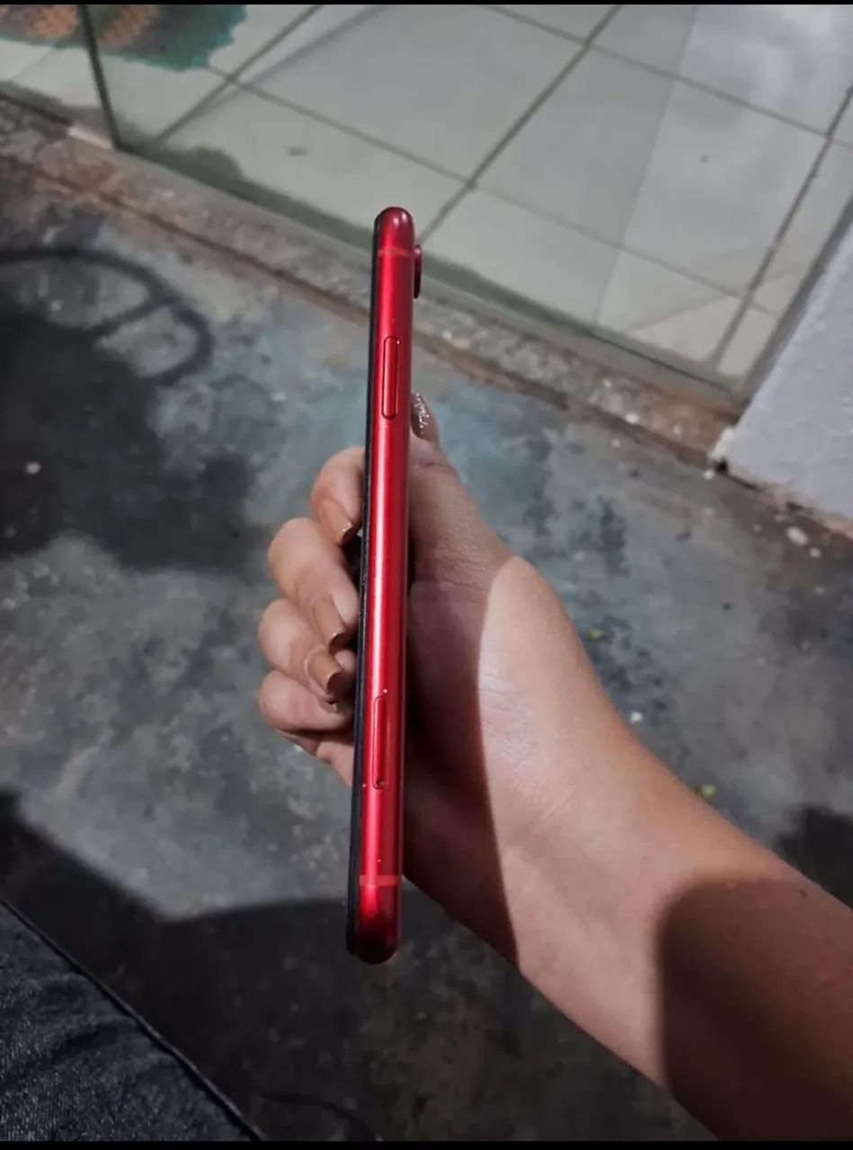 Vendo um iPhone XR de 128 gicas todo original 