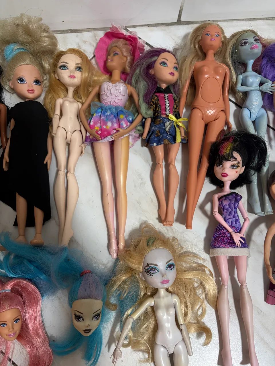 Sucatas Barbie e monster high e outras bonecas - Foto 3