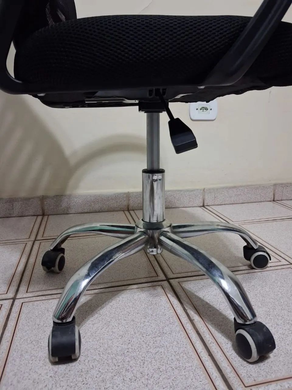 Cadeira de escritório com regulagem e rodízio - Foto 4
