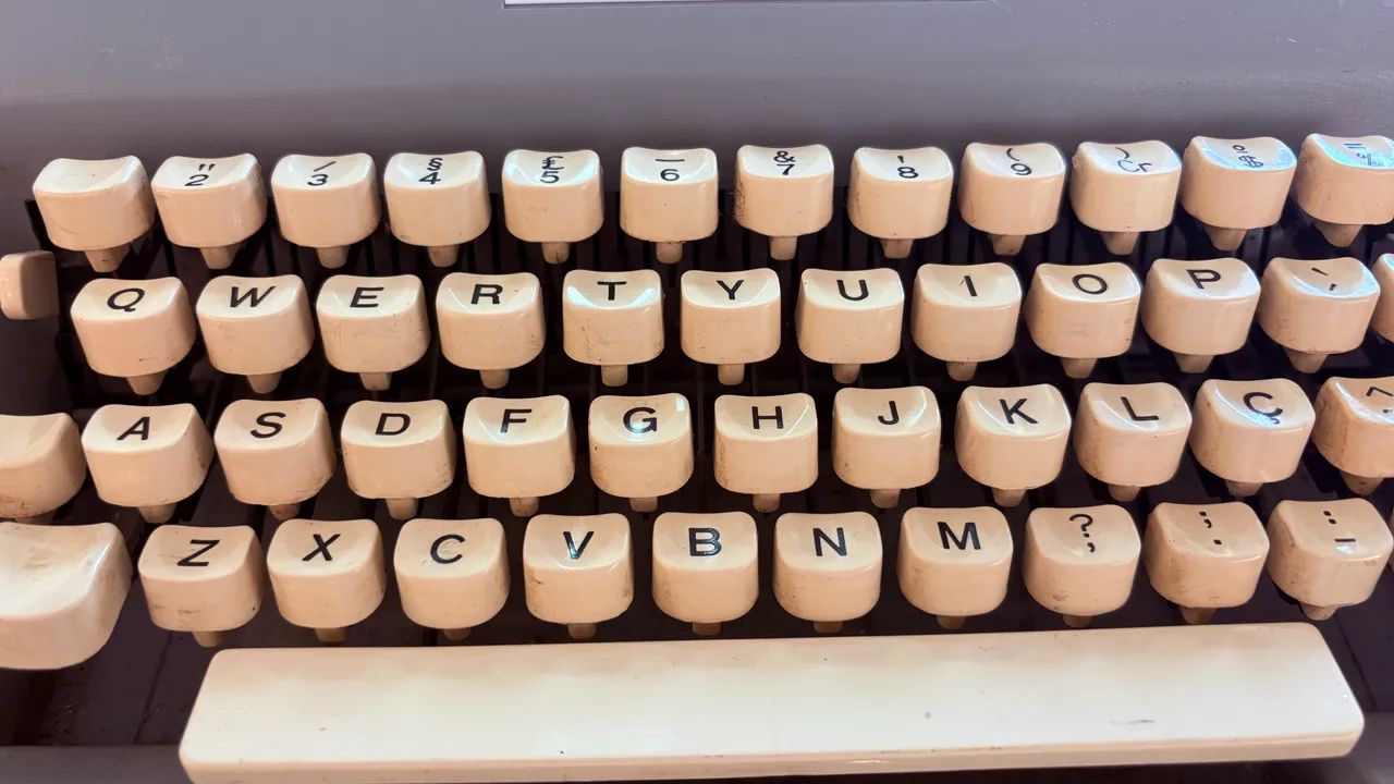 Máquina de escrever vintage  - Foto 4