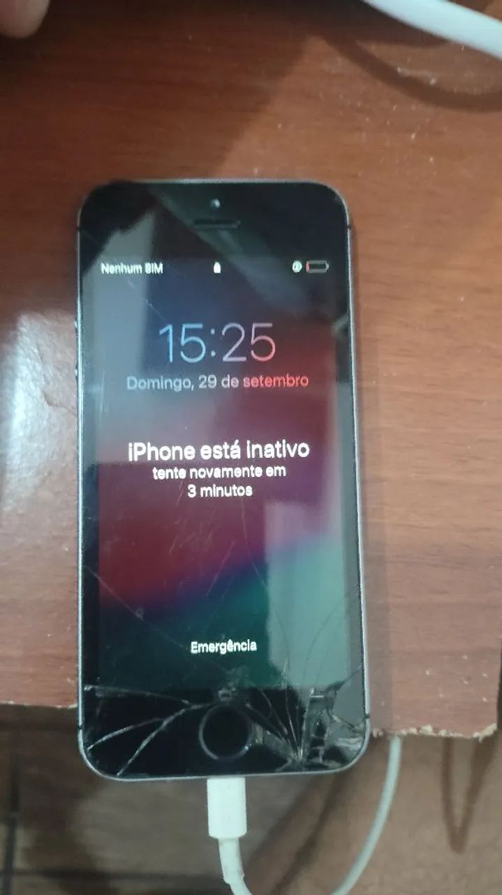 iPhone 5s com tela trincada 
