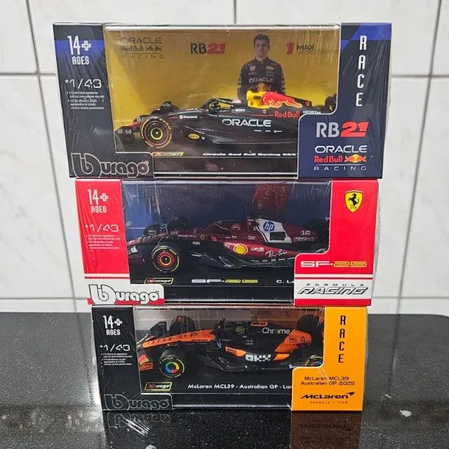 Miniatura Fórmula 1 - Max Verstappen, Leclerc e Lando Norris - Com Piloto Bburago