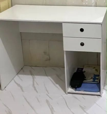 Mesa Escrivaninha Branca com 2 Gavetas e Nicho