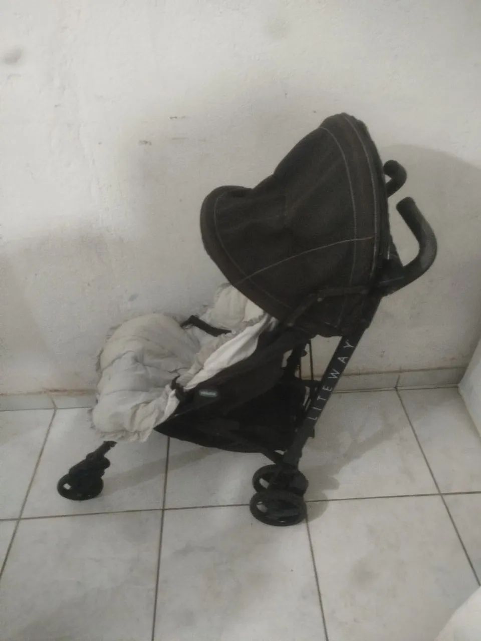 Carrinho de bebê guarda chuvas 