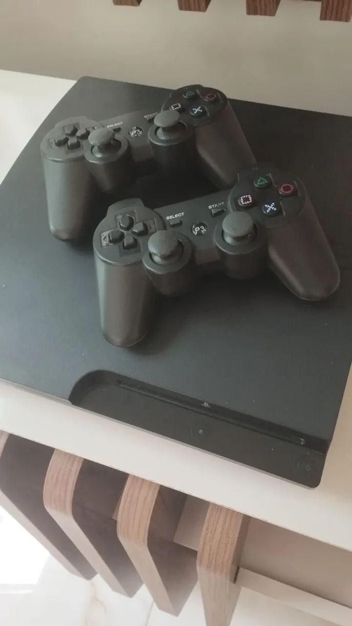 Vendo PS3 desbloqueado,com 2 controle e jogos no HD