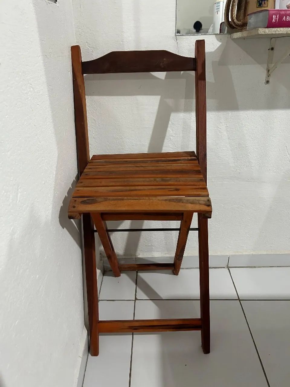 Cadeiras e mesas de madeira.