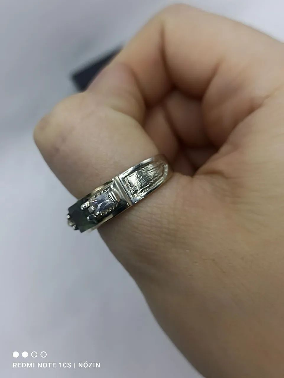 Anel em prata com zirconia verde e branca. - Foto 4