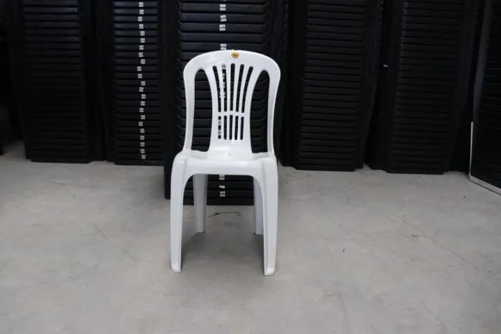1 unidade de cadeira de plástico branca, temos em estoque - Foto 3