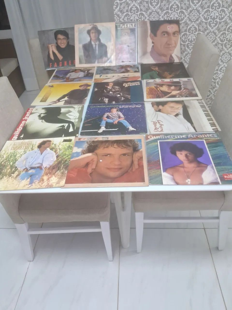 Selling MPB and Samba records, some rare ones (Elvis Presley). Well-preserved.