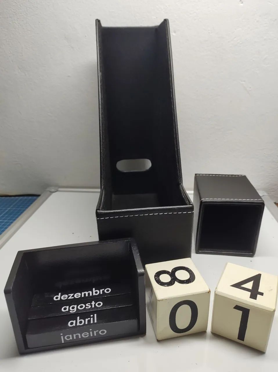 Kit Organizador Mesa Tok&Stok - Calendário Perpétuo Cubos Madeira + Caixa + Porta-Canetas - Foto 4