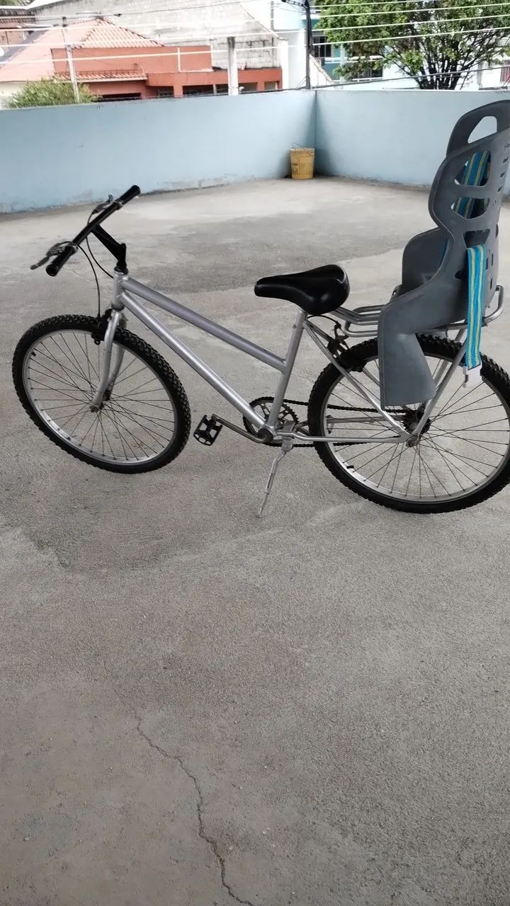Bicicleta aro 26 com cadeirinha.