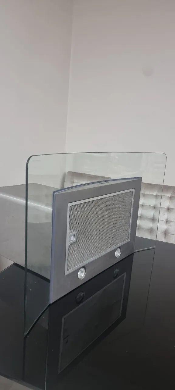 COIFA DE PAREDE INOX COM VIDRO CURVO.