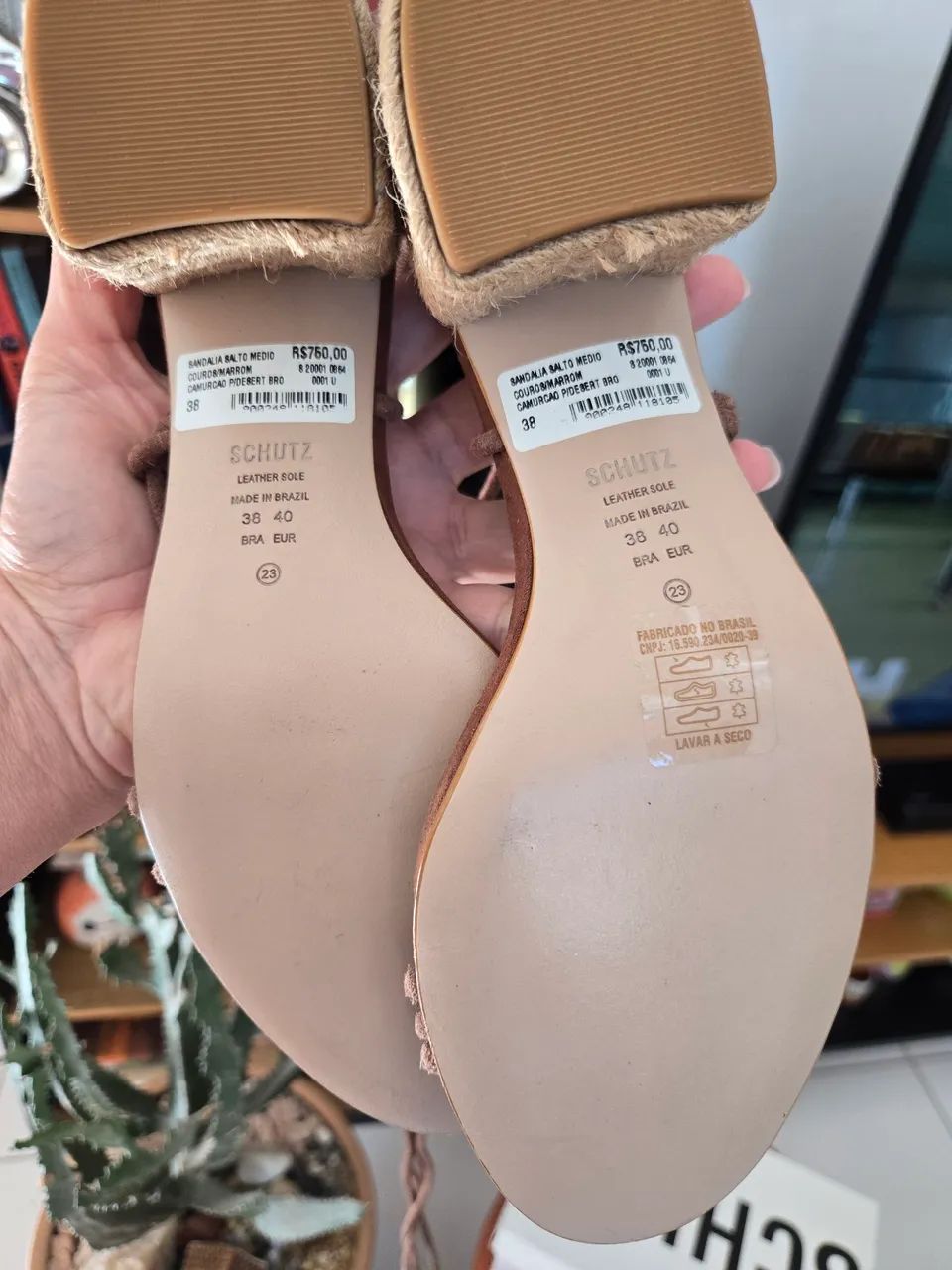 Sandália salto bloco Schutz  - Foto 2