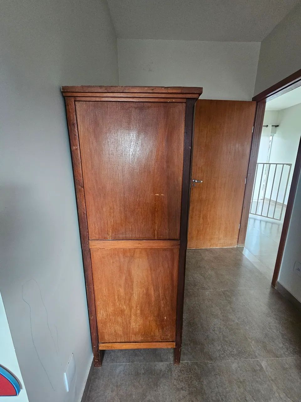 Guarda-roupa antigo em madeira maciça - Foto 3