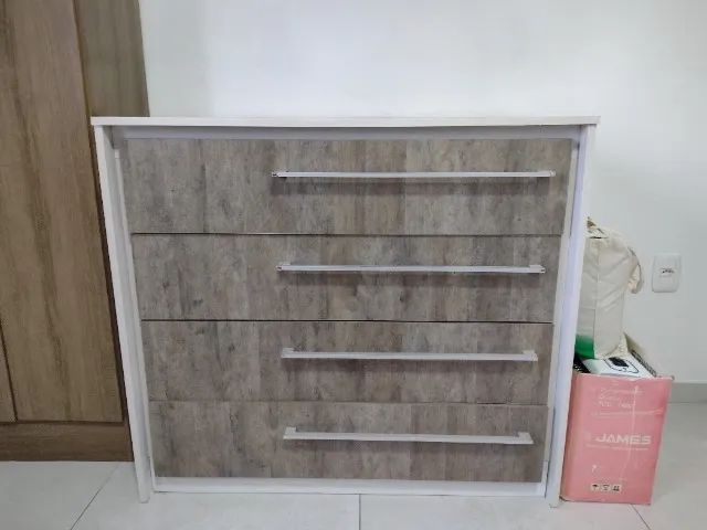 Cômoda com 4 gavetas