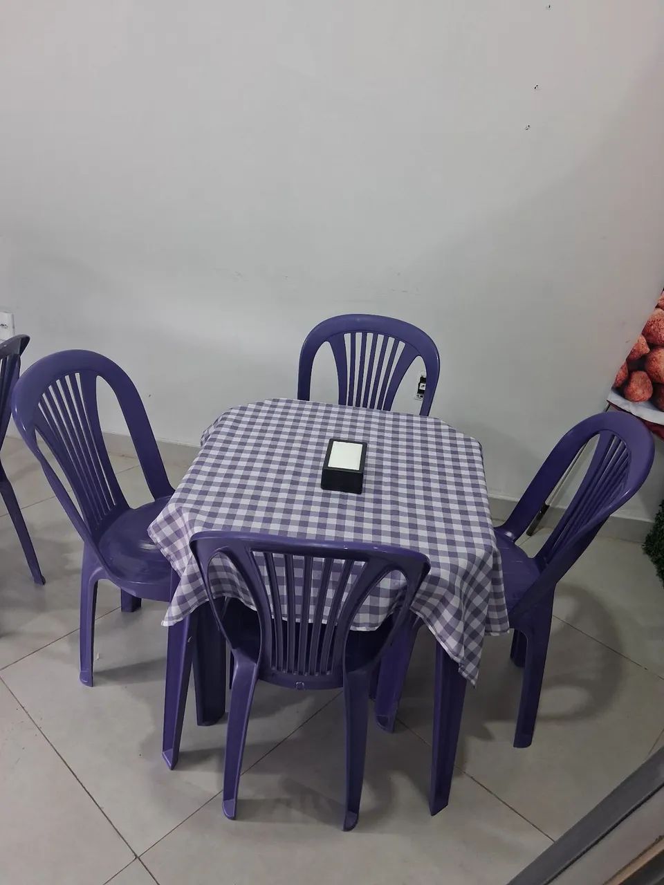 2 jogo de mesa com 8 cadeiras de plástico  - Foto 2