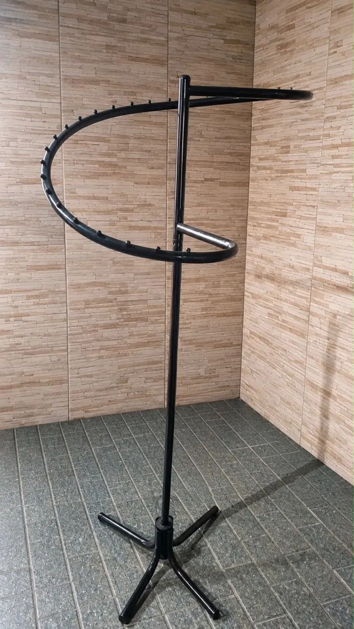 Arara de roupas giratória 