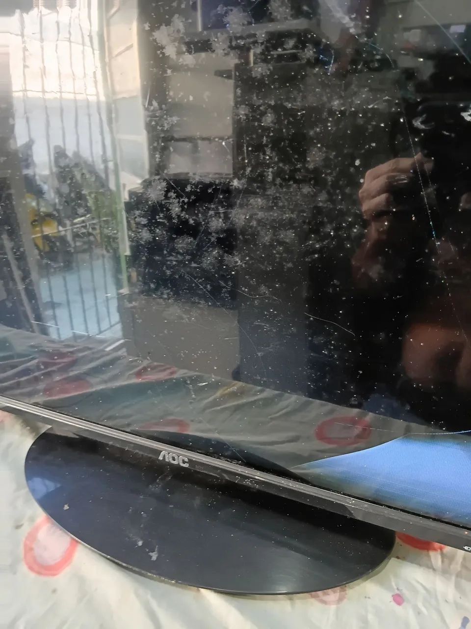 Tv aoc 32 com tela quebrada mas com som.  - Foto 2