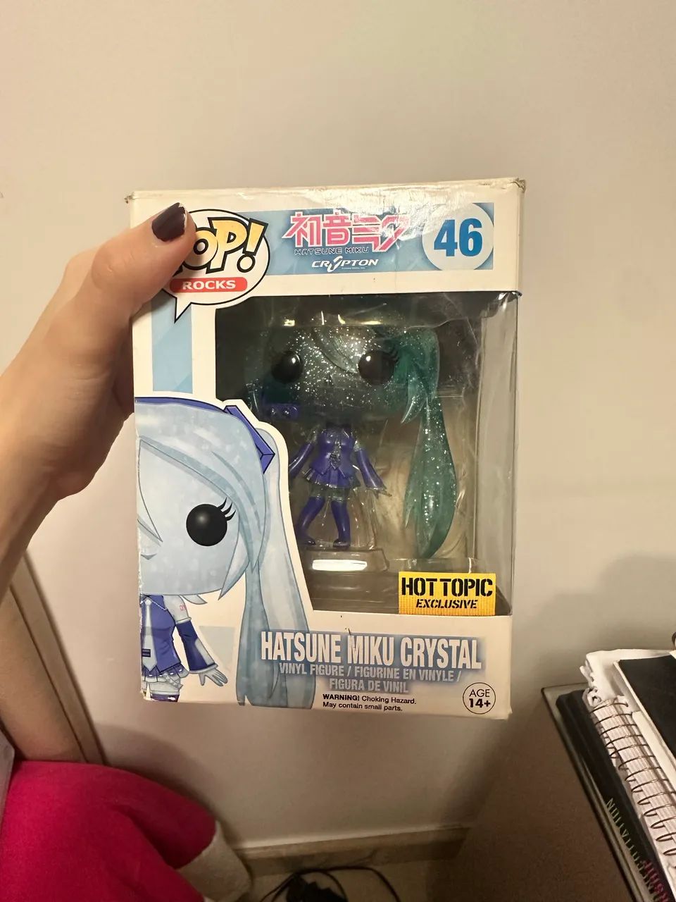Funko pop Hatsune Miku Crystal com 1 orelha quebrada (mas é só colar) - Foto 2