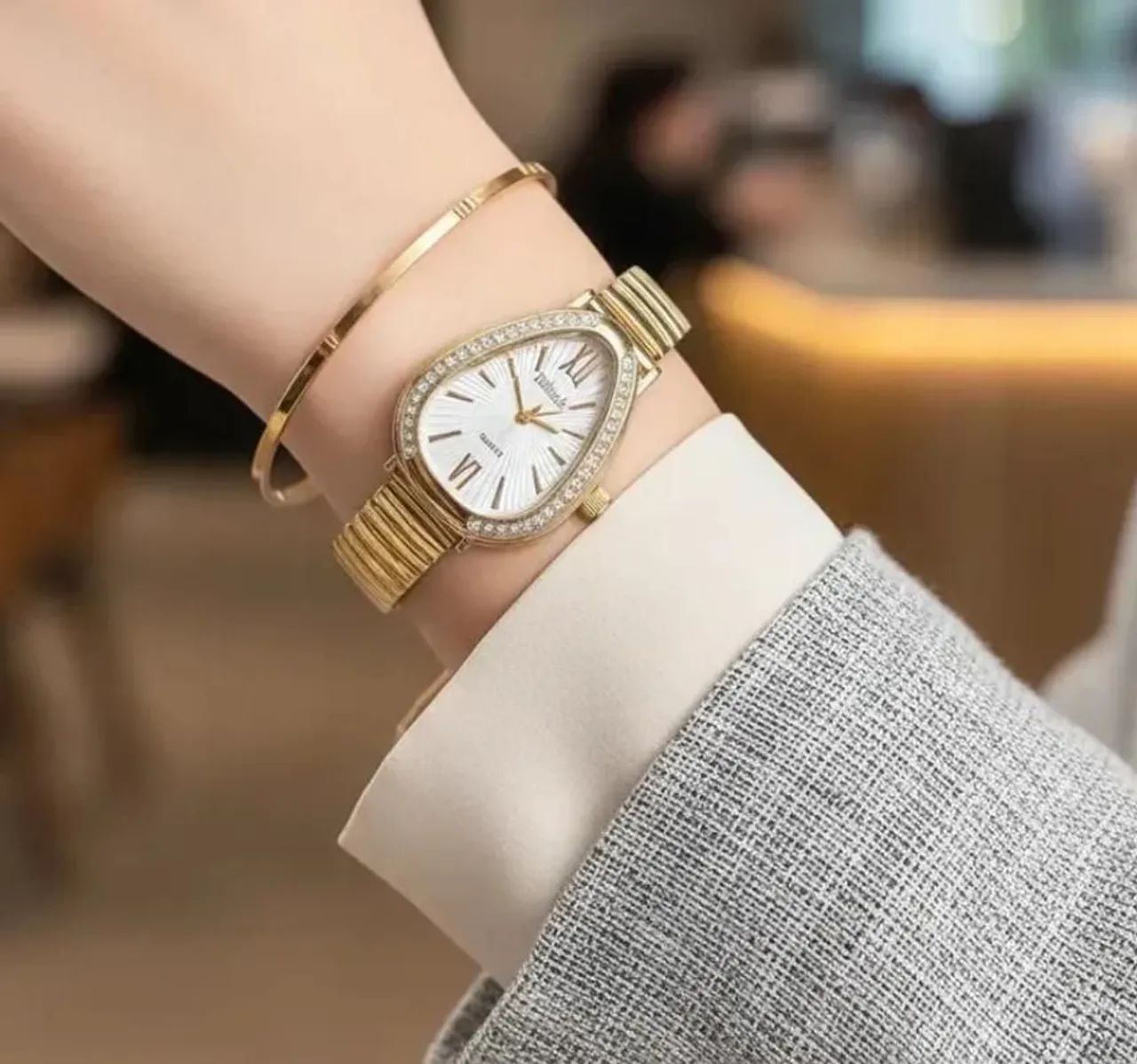 Relógio feminino dourado modelo serpente com strass. - Foto 4