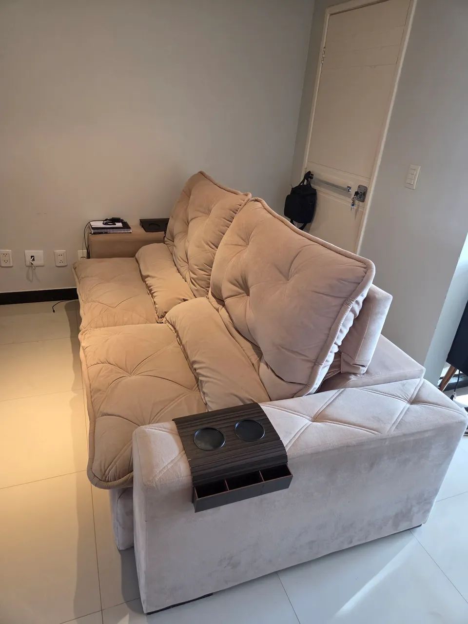 Sofá Retrátil e Reclinável Bege em Suede - 2,50m - Alta Qualidade - Foto 3