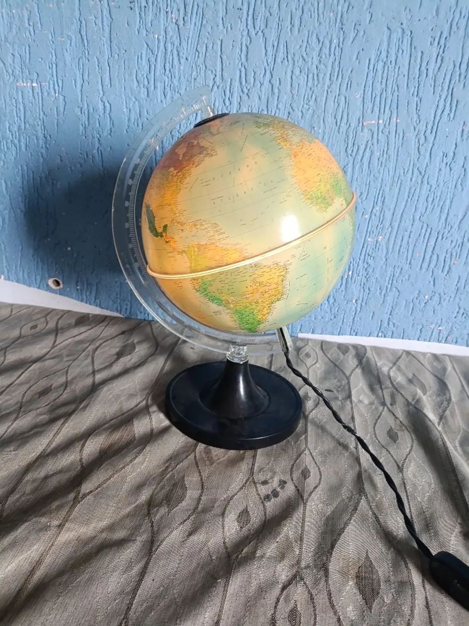 Mapa mundial em formato de globo com iluminação 