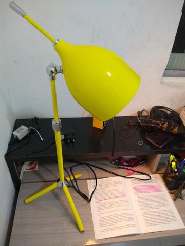 Luminária amarela de mesa - Foto 3