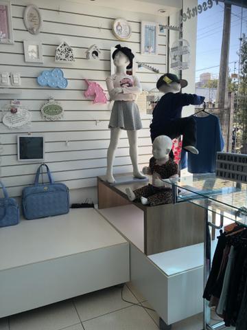 Vitrine com rodas 1,5 metros cada - Foto 2