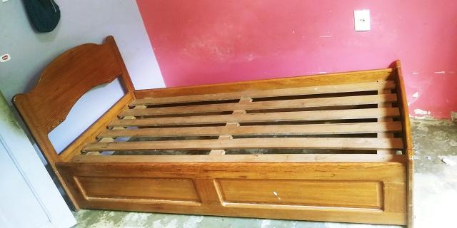 Vende se ou troca se cama de madeira pura em celular - Foto 2