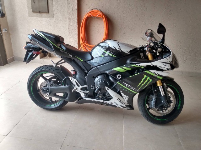 VENDO MOTO YAMAHA R1.