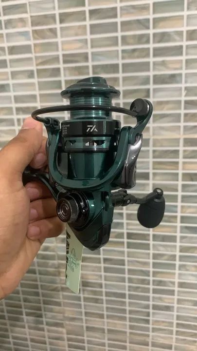 Molinete WvividWorld 1000 Premium com Iscas