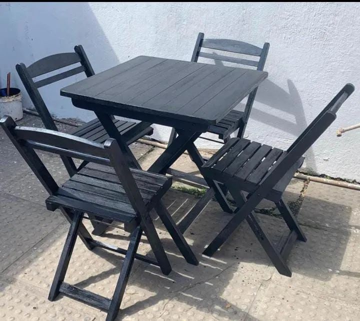 Conjunto de mesas e cadeiras 