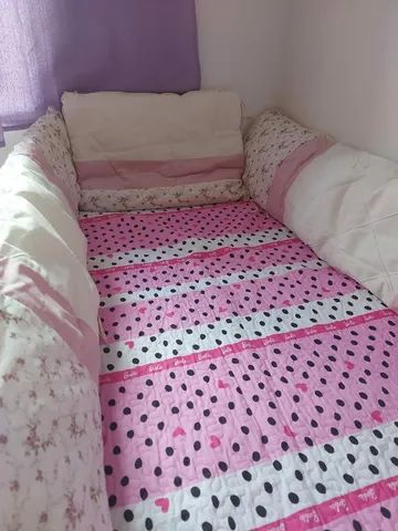 Kit berço completo c/ almofadas, almofada de amamentação, ninho, porta treco e saco.