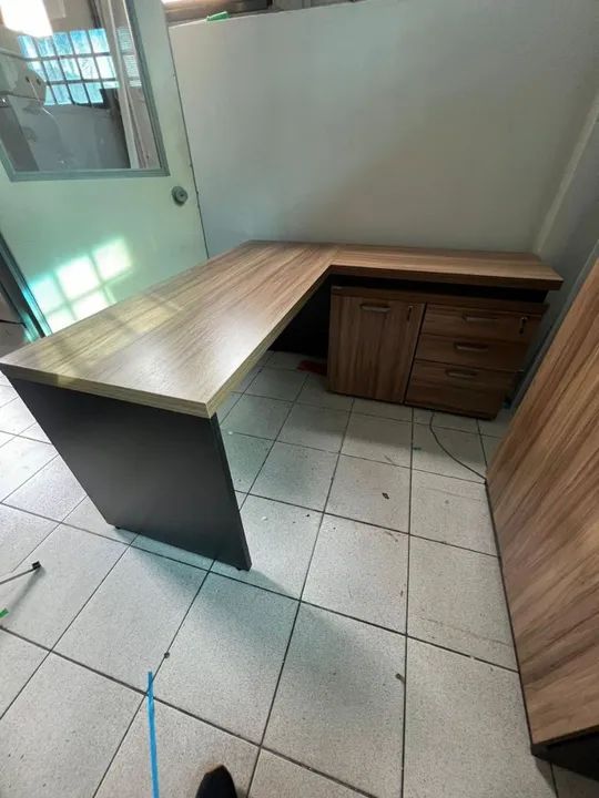 Mesa de escritório em L com gaveteiro 1.50x70