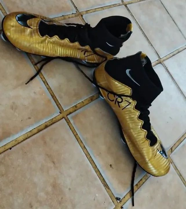 Chuteira Nike Mercurial CR7 Douradas - Foto 3