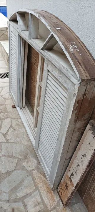 Janela de madeira em arco