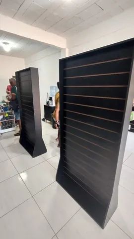 painel canaleta expositor preto