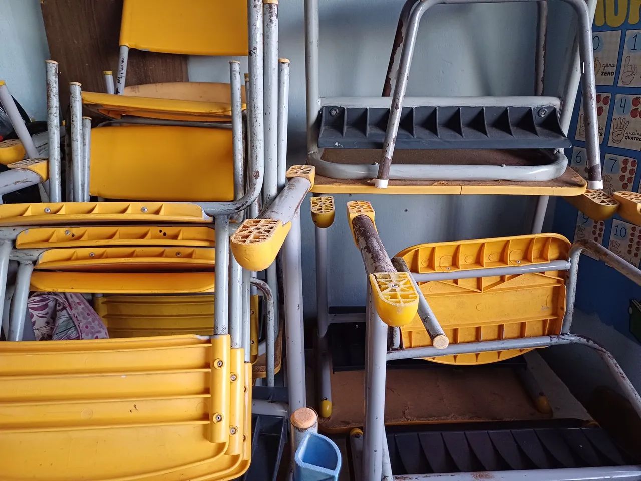 10 conjuntos  com cadeiras e mesas escolares.  - Foto 2