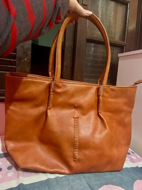 Bolsa de Ombro Laranja em Couro Sintético