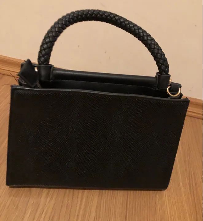 Bolsa semi nova, pouco usada, tamanho médio 