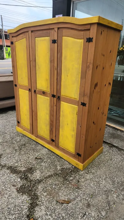 Armário de madeira com 3 portas