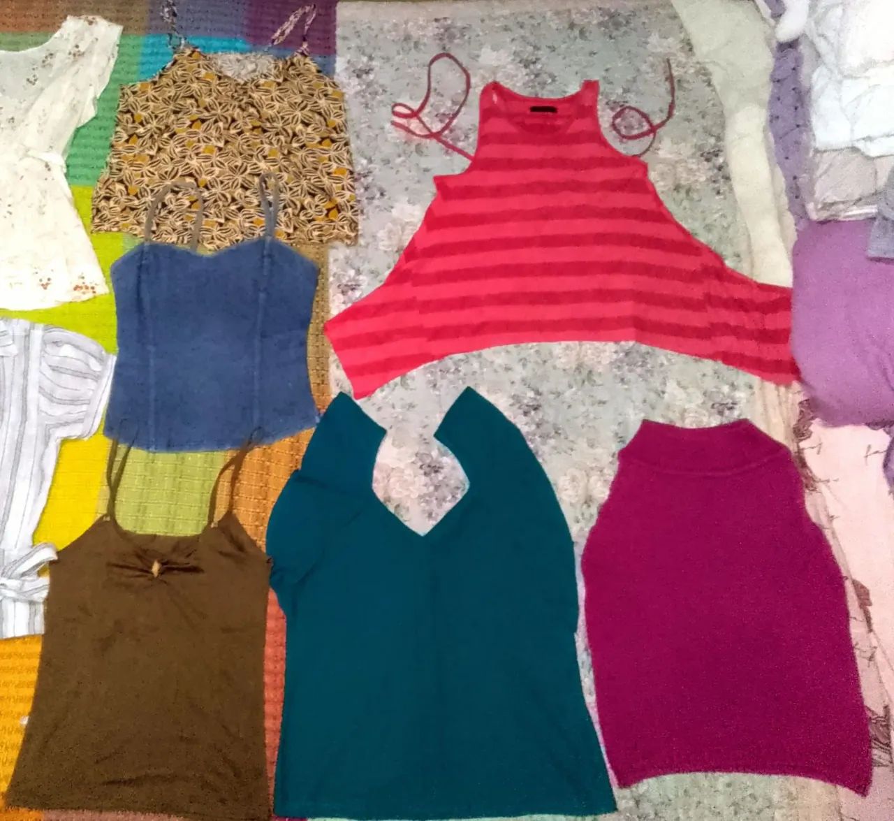 LOTE 20 PEÇAS FEM. TAM.P (BLUSINHAS/ CAMISETAS) DIVERSAS ler descrição... - Foto 2