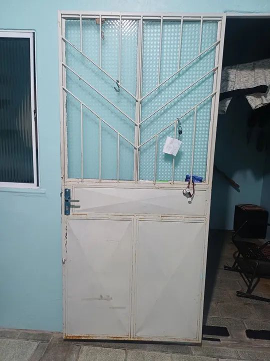 Vendo porta com vidro. 