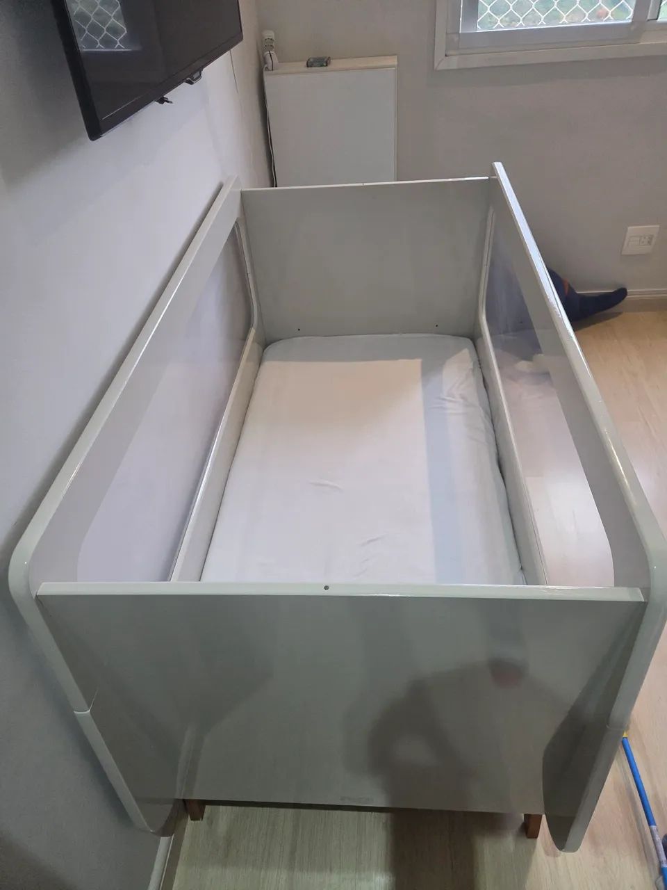 Berço Moderno com Design Transparente, Base de Madeira e Laqueado - Foto 2