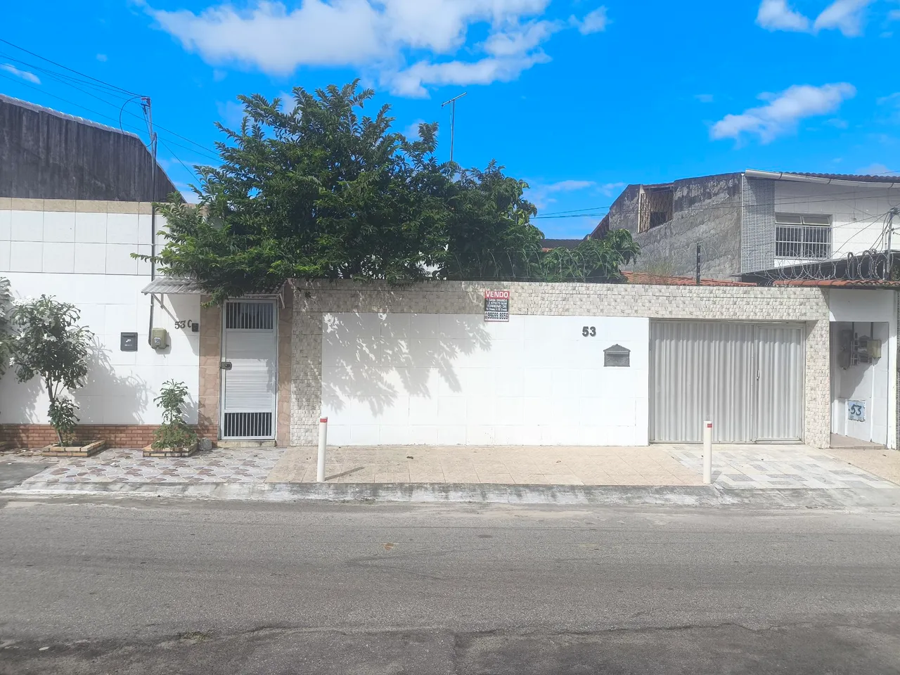 Casa grande 1st 3qts + 3 kitnets no centro de Caucaia num terreno de 16(frente)x22(fundo).