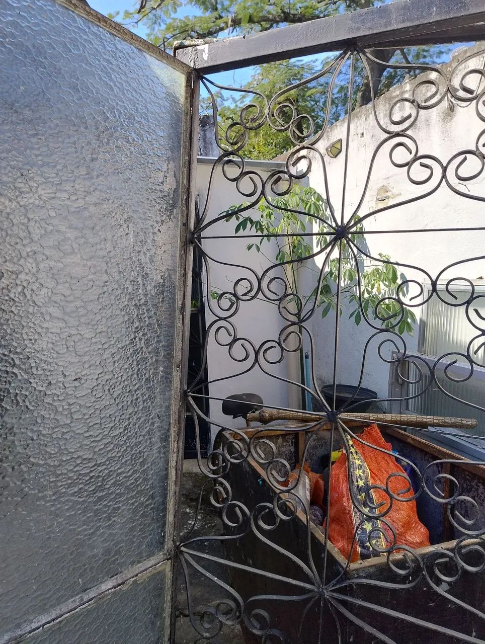 Porta de ferro com detalhes em vidro - Foto 4