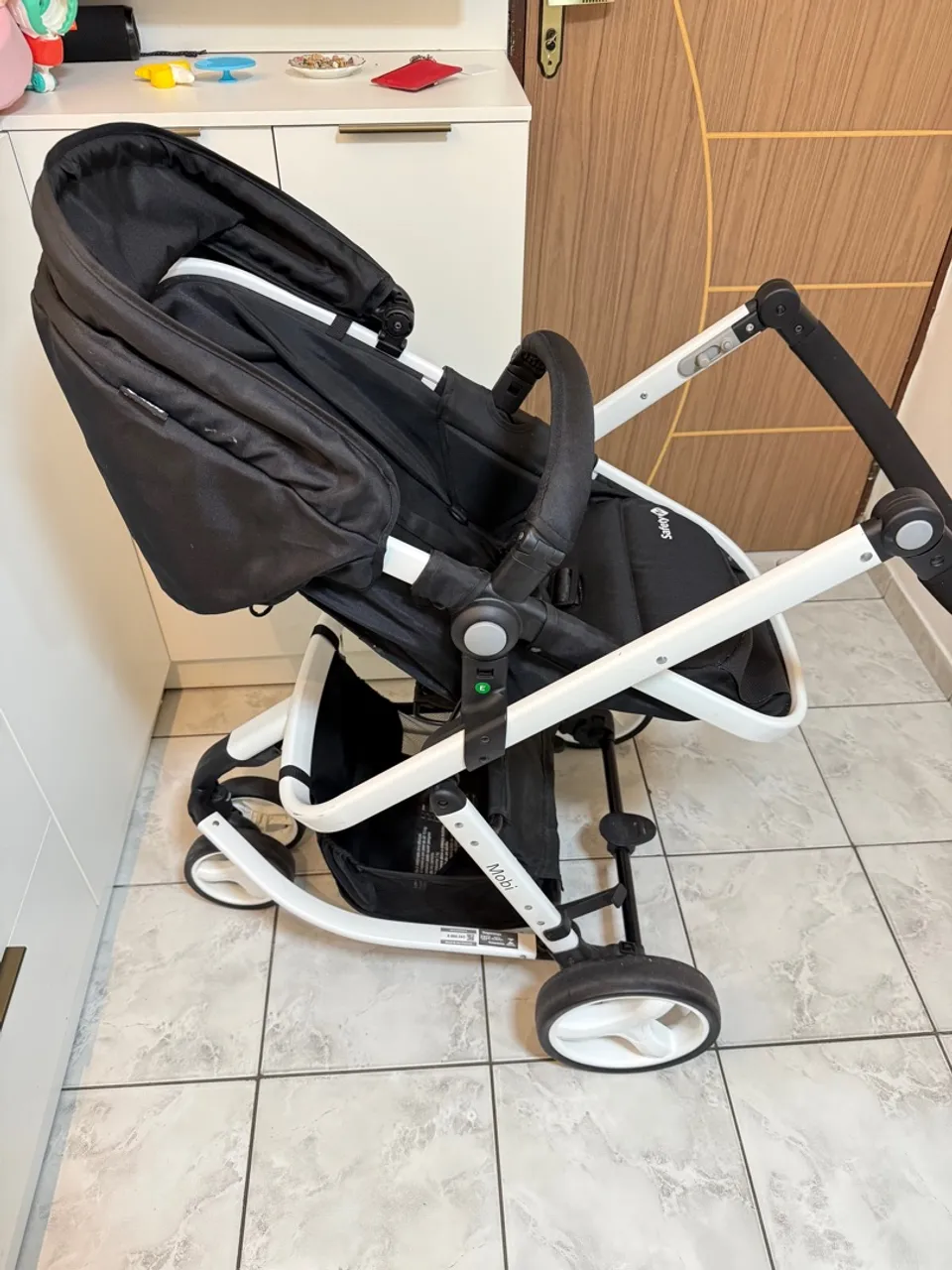 Carrinho de Bebê Mobi Preto e Branco