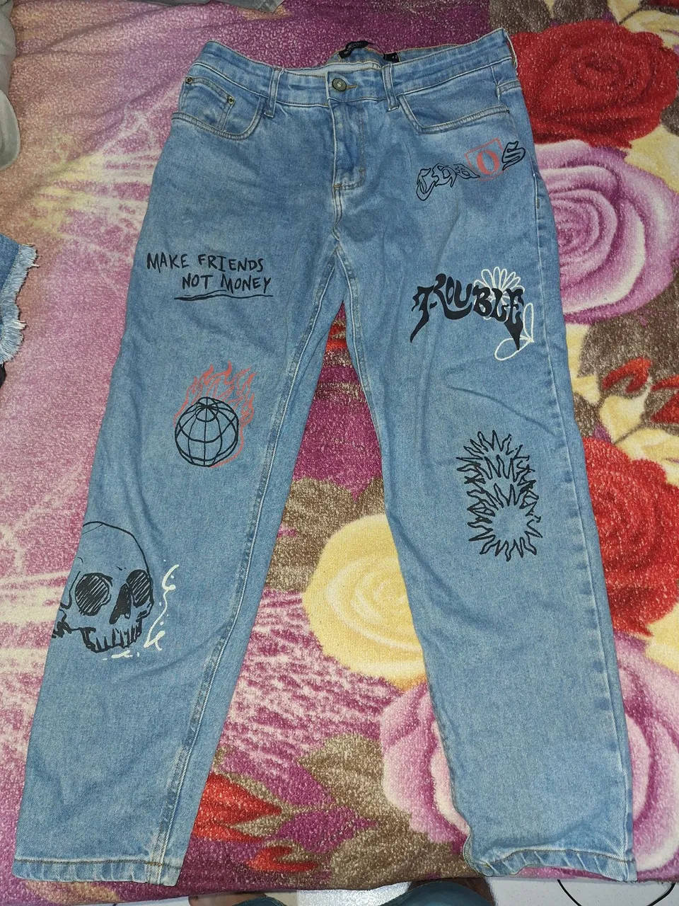 Calça Jeans Customizada com Desenhos