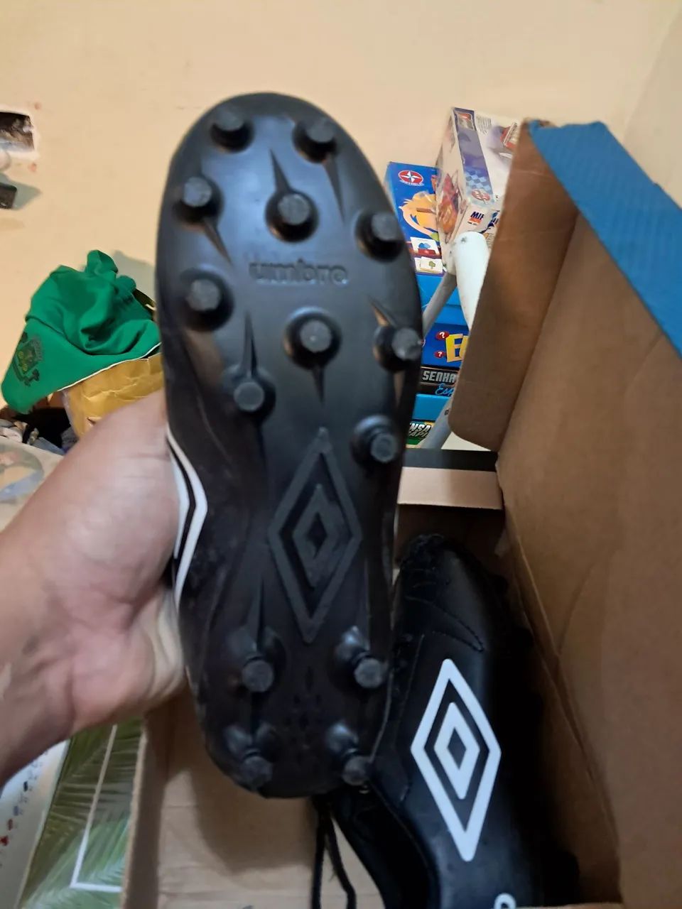 Chuteira Umbro nova na caixa N°35 - Foto 5